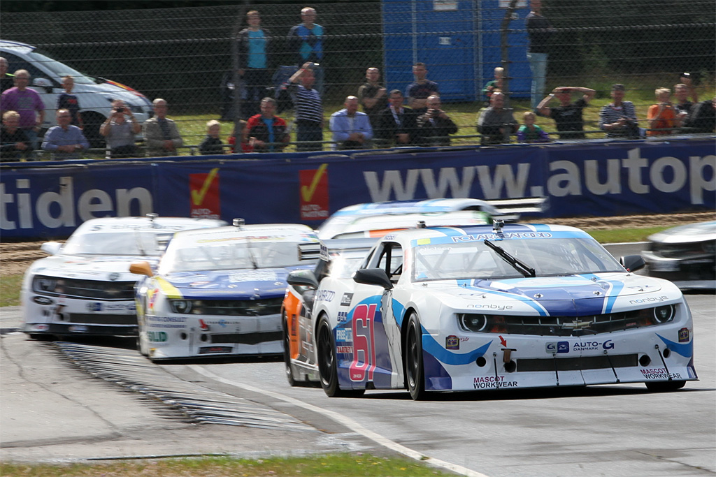 ... og hopper ind i en af bilerne fra Auto-G DTC
(Foto: speedfoto)